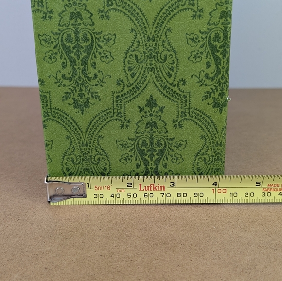 Gucci Gift Box, Green Embossed Patterning - Picture 16 of 16